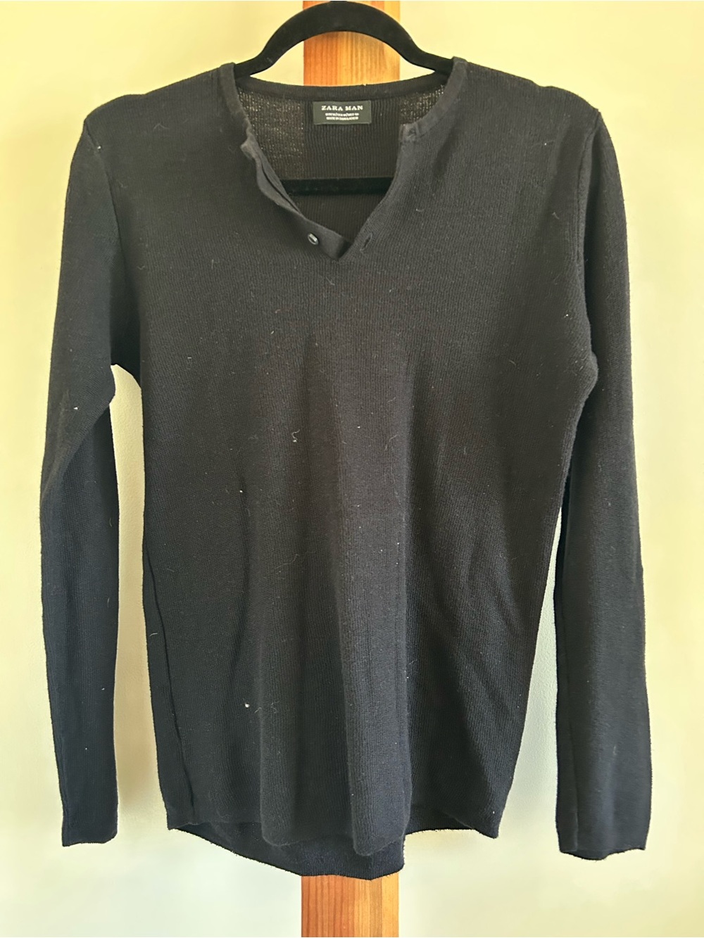 Zara Men's V-Neck Long-Sleeve Sweater in Black